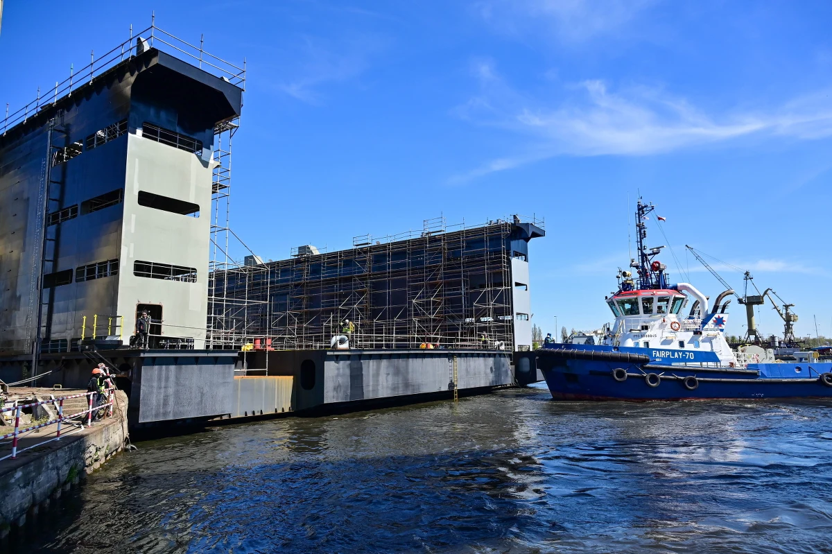 Druga, ponad 80-metrowa część doku budowanego w Stoczni Szczecińskiej Wulkan, została już zwodowana. Ważąca 4200 ton konstrukcja zostanie na wodzie połączona z modułem środkowym. W sierpniu planowane jest wodowanie części dziobowej.