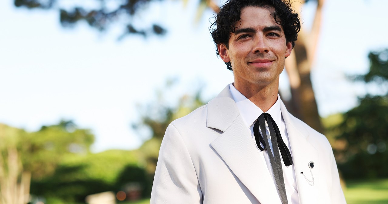 Przeszedł burzliwy rozwód. Teraz pokazał się z tajemniczą pięknością