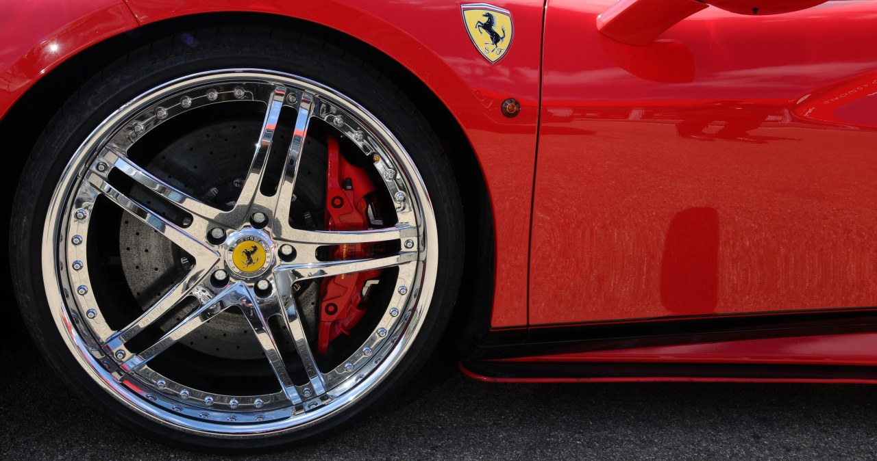 Zamiast kredytum składka ze znajomymi. Tak Gen Z kupuje Ferrari i Porsche