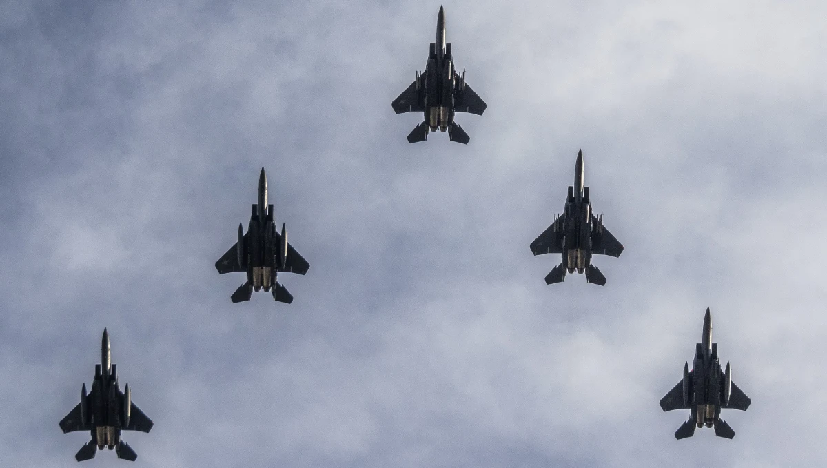 To selfie pilota doprowadziło do zderzenia w powietrzu dwóch myśliwców F-15K w 2021 roku w Korei Południowej. Takie są ustalenia południowokoreańskich sił powietrznych. Pilot został zobowiązany do zwrotu części szkód, które powstały w wyniku tej kolizji. W sumie straty to 600 tys. dolarów.