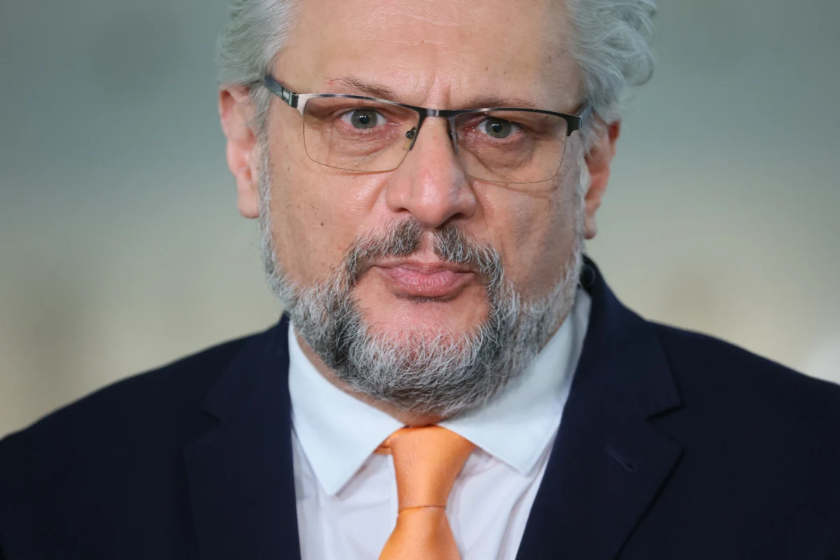 Dopiero po przedstawieniu raportu w sprawie zabiegu dla syna senatora Koalicji Obywatelskiej Tomasza Lenza będą podejmowane ewentualne decyzje co do jego przyszłości w klubie i partii - dowiedział się dziennikarz RMF FM Kacper Wróblewski. Mimo że w partii jest powszechne oburzenie, nikt nie zamierza podejmować decyzji personalnych w sprawie Tomasza Lenza. "Po tym, co się stało, powinien sam wystąpić o zawieszenie" - słyszymy nieoficjalnie. 