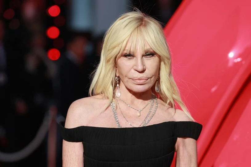 Ikoniczny duet zachwyca. Donatella Versace i Anne Hathaway znów razem