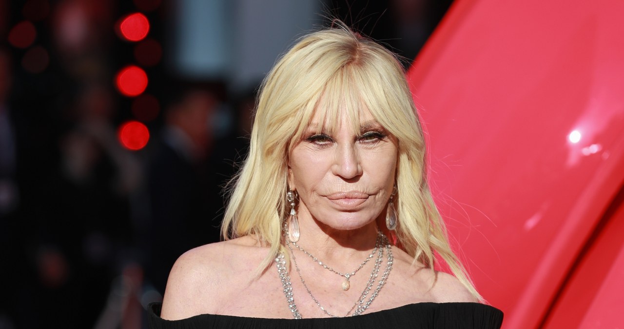 Ikoniczny duet zachwyca. Donatella Versace i Anne Hathaway znów razem