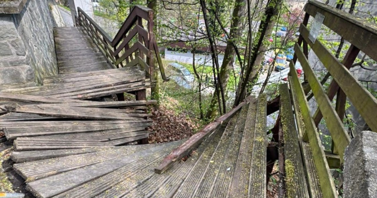 Cieszyn. Runęły drewniane schody. 13 osób poszkodowanych