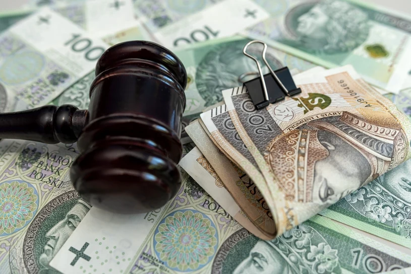 TSUE otworzył drogę do darmowego kredytu? Banki studzą optymizm // Koniec odsetek od prowizji banków. "Wpływ na sytuację tysięcy kredytobiorców"