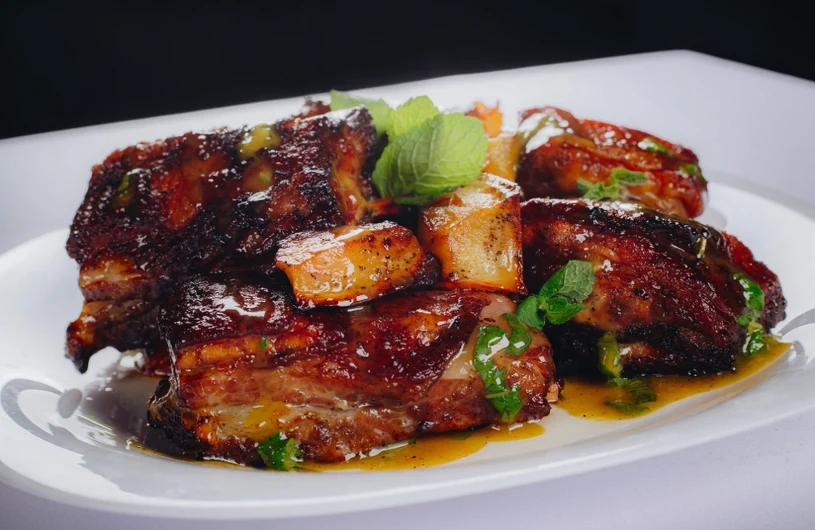 Najlepszy patent na żeberka z grilla. Mięso będzie odchodzić od kości 