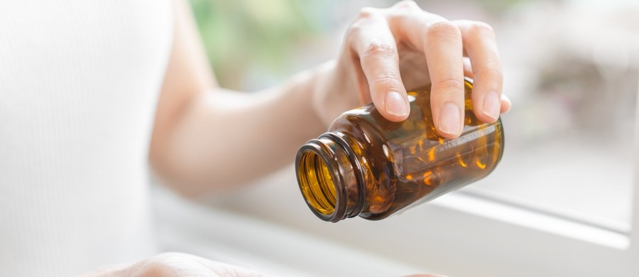 Nasz organizm potrzebuje określonych witamin i minerałów, aby funkcjonować optymalnie. Ostatnio, suplementy diety wziął pod lupę doktor Baibing Chen – neurolog znany w sieci jako dr Bing. Jego wnioski zaskakują. 