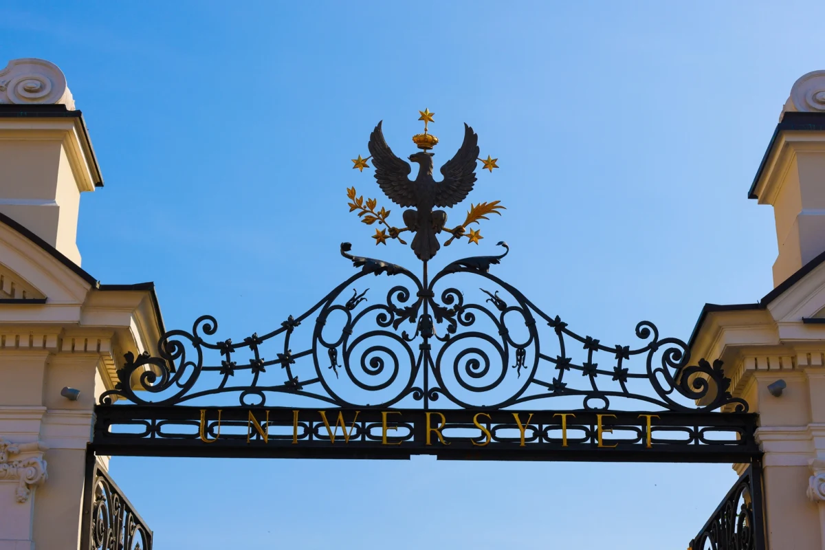 Policja bada sprawę cyberataku na Uniwersytet Warszawski, którego efektem było opublikowanie w darknecie danych pracowników i studentów. "Zostało wykorzystane odpowiednie oprogramowane, natomiast - w przeciwieństwie do klasycznych ataków tego typu - pozyskane dane nie zostały zaszyfrowane, a uczelnia nadal miała do nich dostęp i mogła z nich korzystać. Sprawcy też nie zwrócili się do uniwersytetu z żądaniami finansowymi w zamian za nieupublicznianie danych" - zwrócił uwagę rzecznik prasowy Centralnego Biura Zwalczania Cyberprzestępczości kom. Marcin Zagórski.