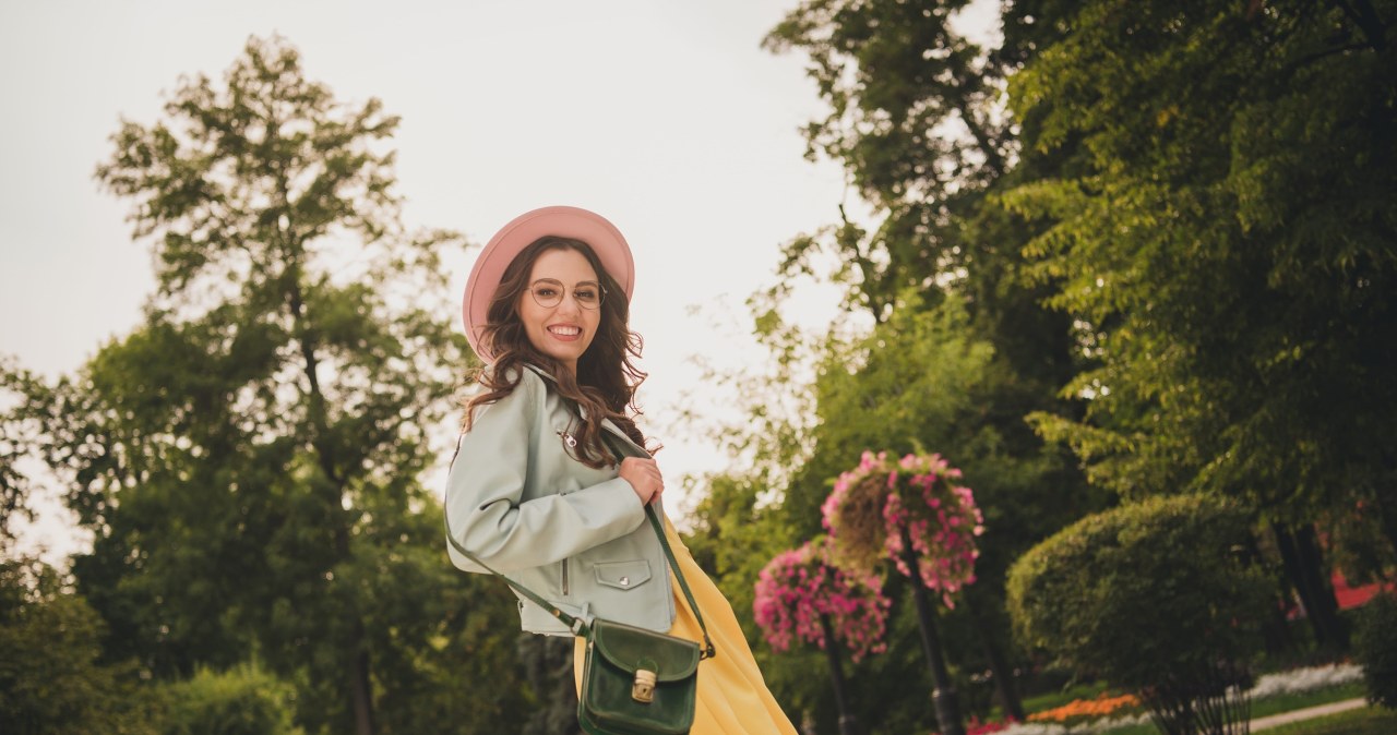 Ten kolor nie wychodzi z mody. Wiosną warto mieć go w szafie