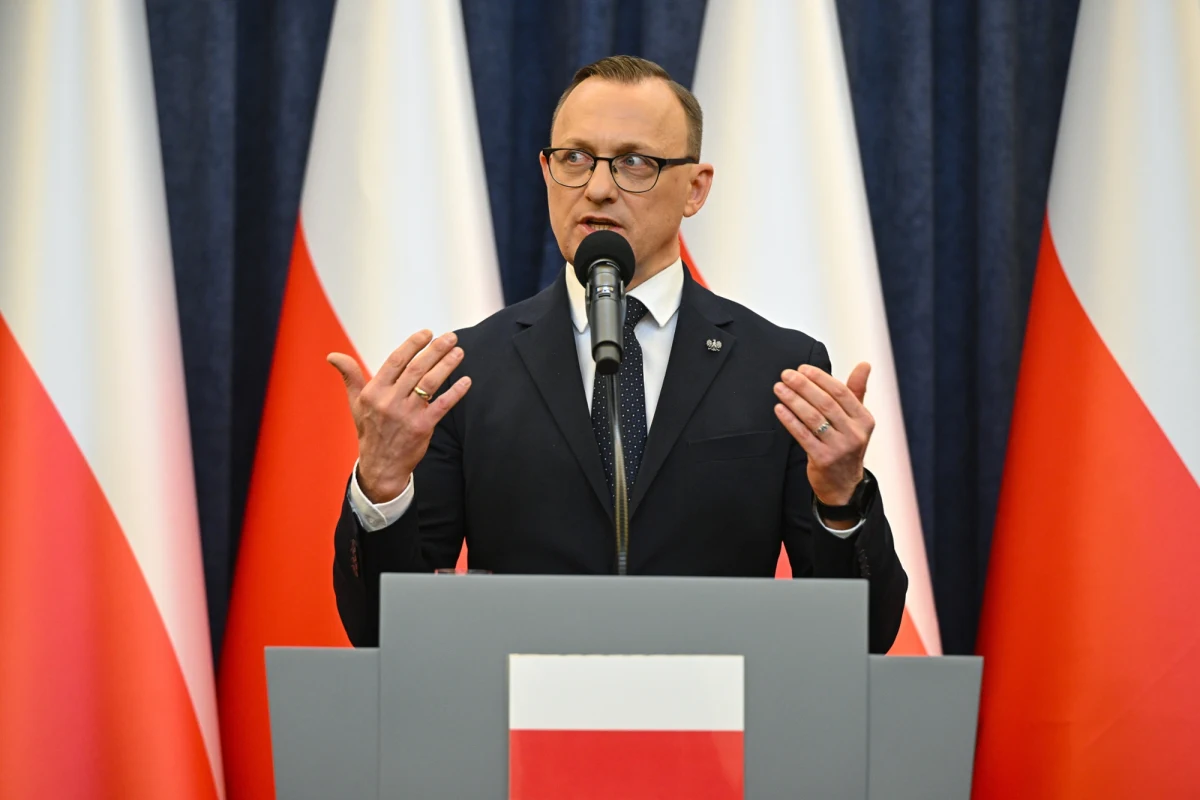 Sławomir Cenckiewicz będzie funkcjonował w ramach Kancelarii Prezydenta RP jako przewodniczący Rady Bezpieczeństwa i Obronności; będzie także doradzał prezydentowi w sprawach dotyczących bezpieczeństwa - poinformował w czwartek rzecznik prezydenta Rafał Leśkiewicz. Wcześniej tego samego dnia Cenckiewicz poinformował, że złożył rezygnację ze stanowiska szefa Biura Bezpieczeństwa Narodowego.