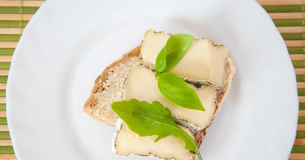 Ten popularny ser może obciążać serce. Jedzą go bez ograniczeń