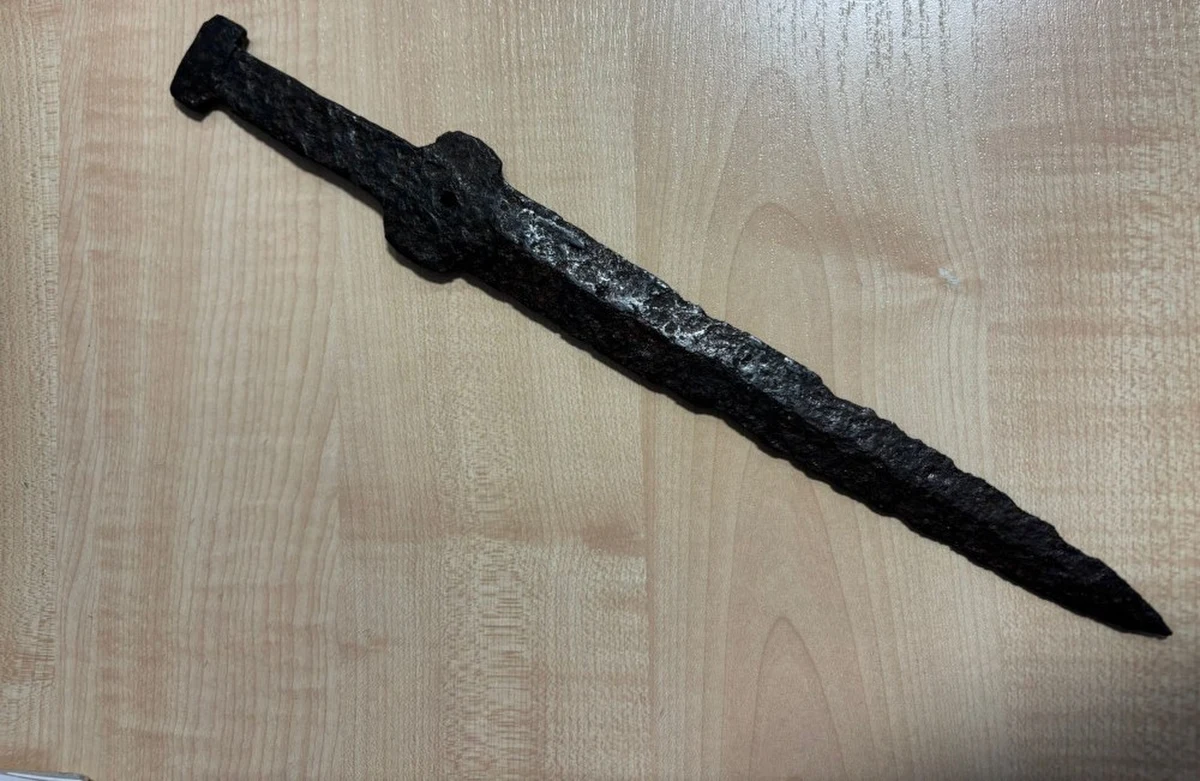 Stołeczni policjanci znaleźli na giełdzie staroci na Ursynowie sztylet z epoki brązu, charakterystyczny dla kultury Scytów. 68-letni właściciel tłumaczył, że sztylet kupił w Niemczech. Mężczyzna usłyszał zarzut wprowadzenia na terytorium Polski zabytku archeologicznego z naruszeniem obowiązujących przepisów.