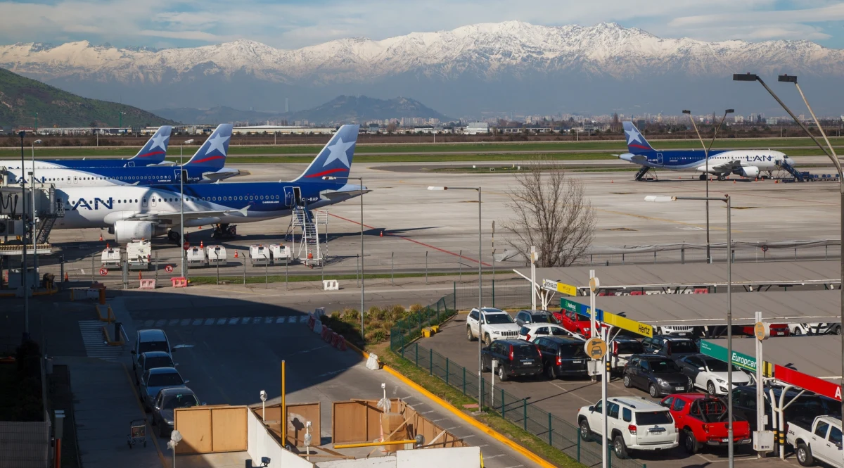 Na lotnisku Arturo Merino Benitez w Santiago doszło do groźnie wyglądającego incydentu - zderzyły się dwa samoloty, które szykowały się do odlotu. Choć nikt nie ucierpiał, zdarzenie spowodowało poważne utrudnienia dla podróżnych.