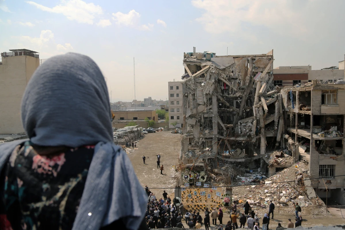 Irańska agencja Mehr przekazała w czwartek wieczorem, że w Teheranie uruchomiono obronę powietrzną przeciwko "wrogim celom" i słychać było wybuchy. Z kolei agencja Fars, powołując się na swojego reportera, podała, że obrona powietrzna miała zostać aktywowana po wykryciu "małych dronów" w kilku lokalizacjach. To pierwsze takie doniesienia od czasu zawarcia rozejmu w wojnie USA i Izraela z Iranem.