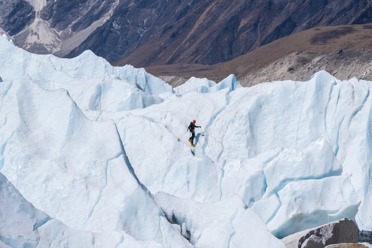 Ogromny, wielki na 30 metrów i niestabilny fragment lodowca zablokował drogę na Mount Everest z bazy w Nepalu. Stało się to tuż przed szczytem sezonu wspinaczkowego.