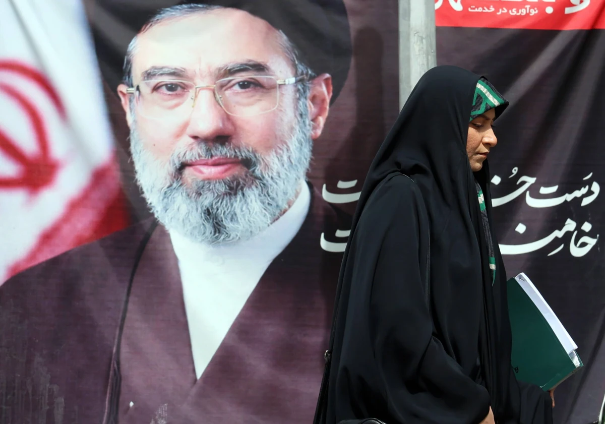 Irański przywódca Modżtaba Chamenei ranny w ataku, w którym zginął jego ojciec, przeszedł kilka operacji i czeka na protezę nogi - informuje dziennik "The New York Times". Ustalono, że ma trudności z mówieniem z powodu poparzeń twarzy, ale jest sprawny intelektualnie. Nie kontroluje jednak sytuacji w Iranie.