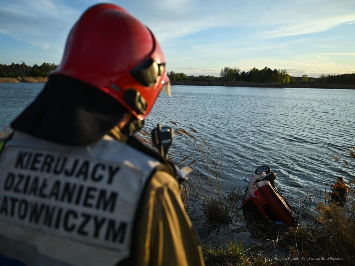 Samochód wpadł do zbiornika wodnego. W środku były cztery osoby