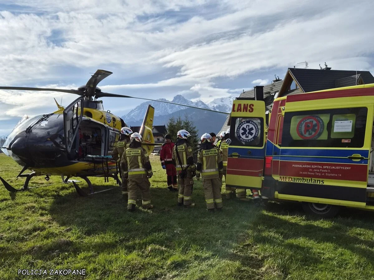 ​Gwałtowny manewr, jaki wykonał 67-letni mężczyzna na osiedlu Budzówka w małopolskim Kościelisku, prawdopodobnie doprowadził do tego, że quad, którym kierował wywrócił się. Na miejscu lądował LPR, który przetransportował poszkodowanego mężczyznę do szpitala. Okoliczności tego groźnego zdarzenia bada zakopiańska policja.