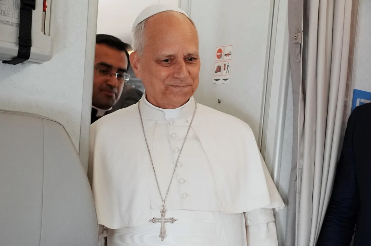 Papież Leon XIV po 11 dniach zakończył historyczną pielgrzymkę do Afryki. "Jako duszpasterz nie mogę być za wojną. Potępiam zabijanie osób. Potępiam karę śmierci" - mówił dziennikarzom podczas lotu powrotnego z Gwinei Równikowej do Watykanu.