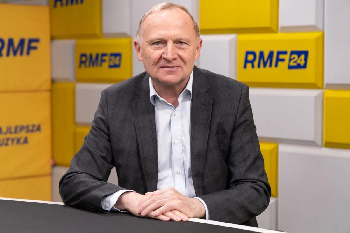 "Żenujący eksperyment skończył się smutno" - tak odejście Sławomira Cenckiewicza ze stanowiska szefa Biura Bezpieczeństwa Narodowego komentował w Radiu RMF24 Czesław Mroczek. Zdaniem wiceszefa MSWiA Cenckiewicz "nie miał zdolności budowania zgody wokół spraw związanych z obroną narodową". "Wywoływał ciągle kryzysy. Sam się pochwalił, że weto ws. SAFE to jego zasługa" - przypomniał rozmówca Piotra Salaka. 