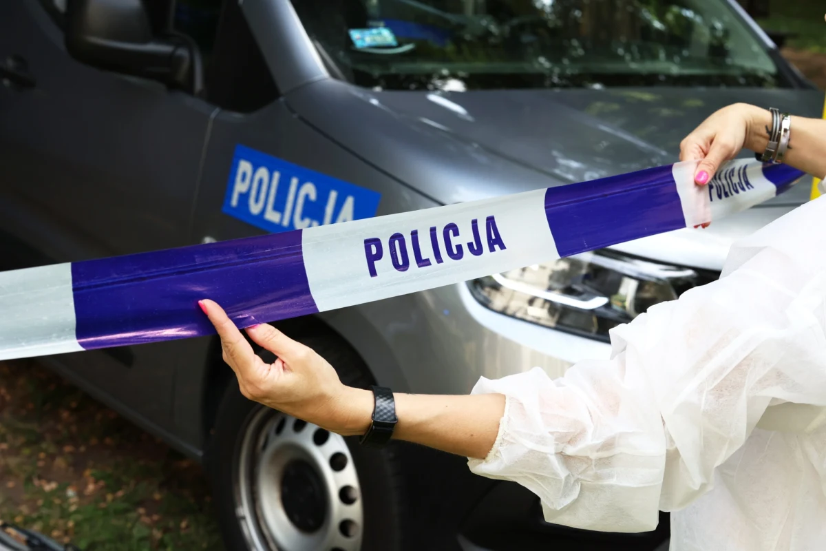 W miejscowości Tarnówka w powiecie złotowskim (woj. wielkopolskie) doszło do tragicznego zdarzenia. W czwartek wieczorem odnaleziono ciało 13-letniego chłopca. Nastolatek został przysypany ziemią na terenie składowiska materiałów sypkich. Sprawą zajmują się policja i prokuratura.