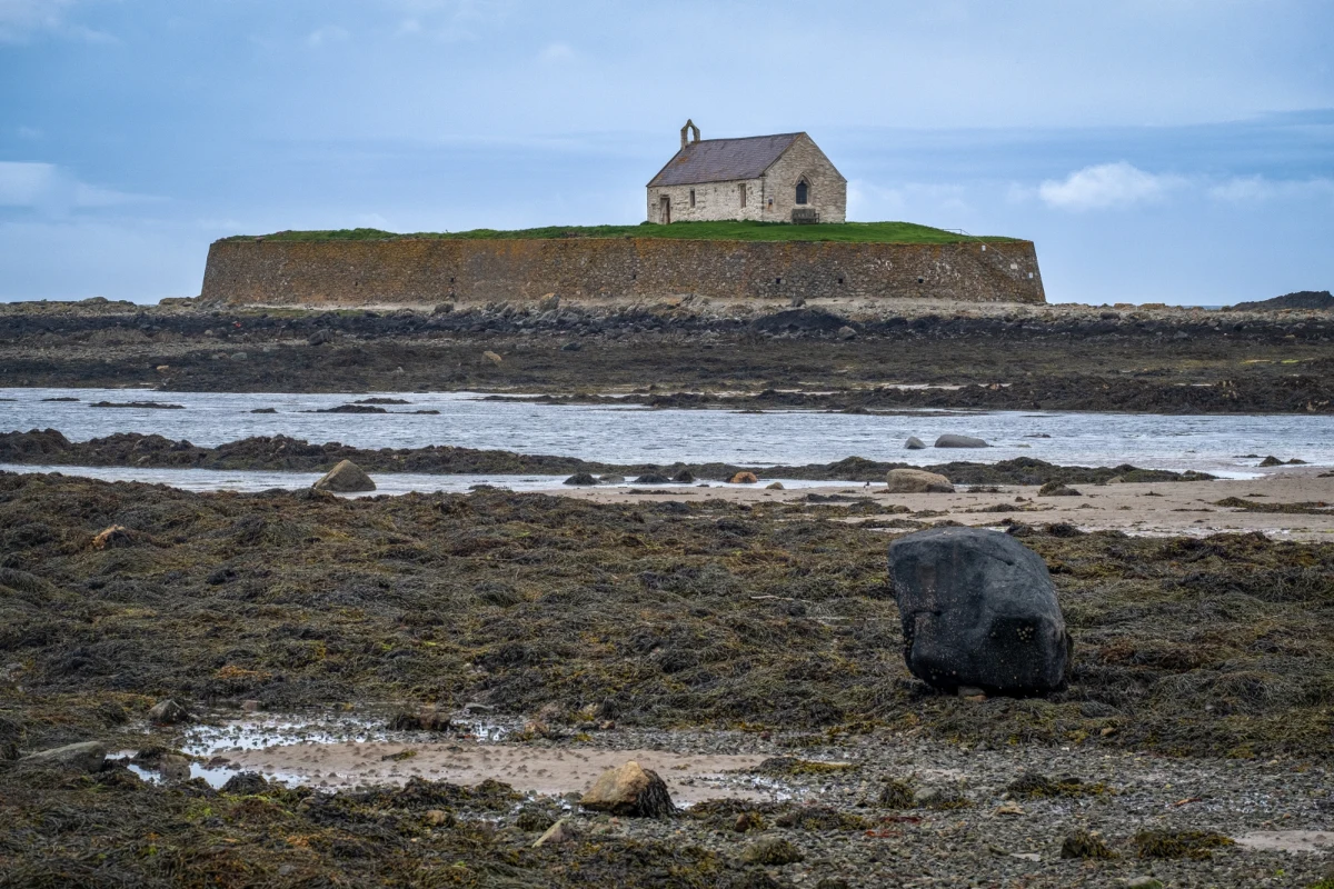Kościół St Cwyfan's, znany jako "mały kościół na morzu", to wyjątkowe miejsce na śluby i chrzciny. Położony na wyspie Cribinau u wybrzeży Anglesey w Walii, wymaga od nowożeńców i gości… znajomości tabeli pływów. Przypływ może bowiem odciąć drogę do świątyni, a planowanie ceremonii to prawdziwe wyzwanie logistyczne.