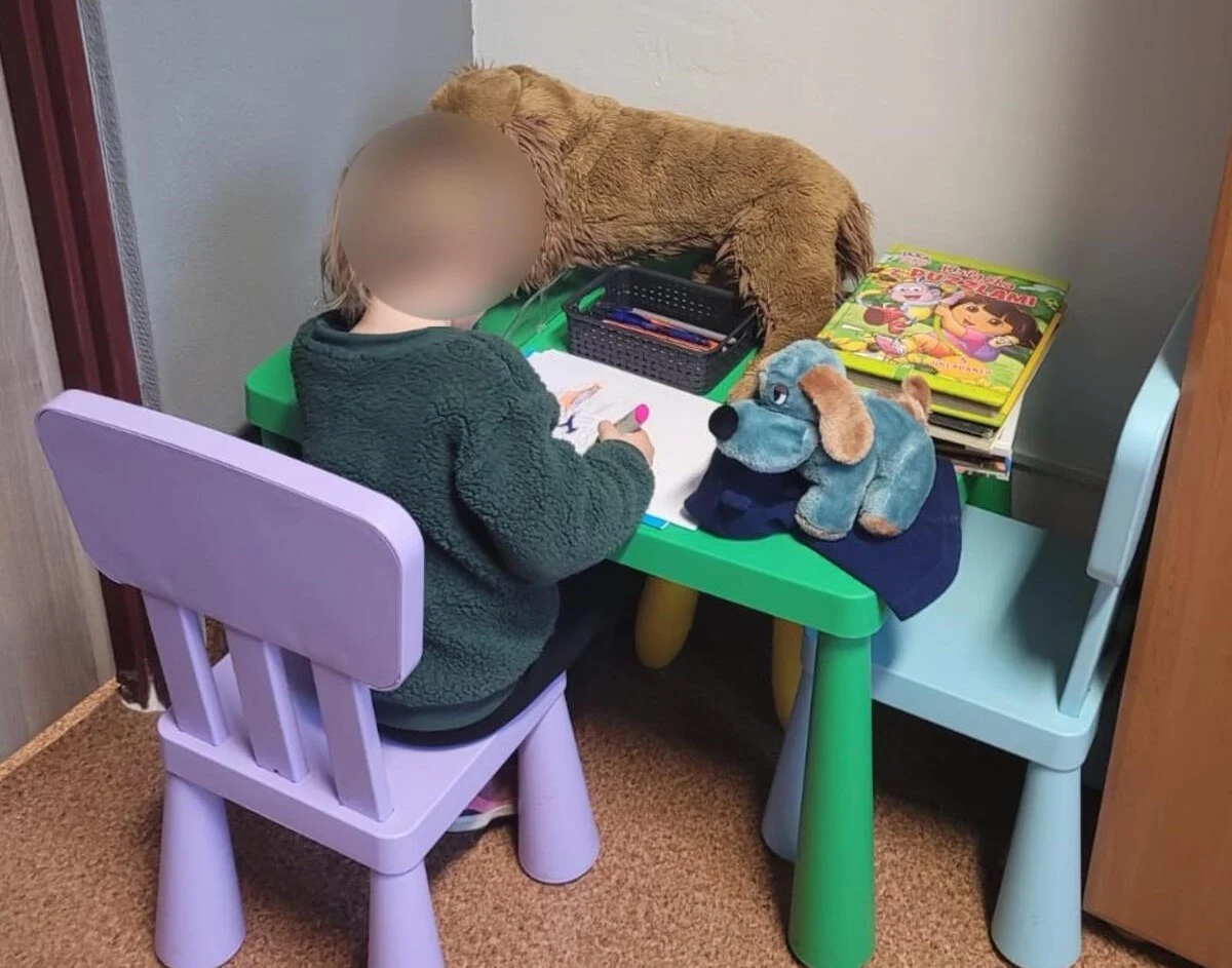 Dzięki błyskawicznej reakcji zgłaszających oraz sprawnym działaniom kluczborskich policjantów, udało się zapobiec potencjalnej tragedii. Na jednej z ulic miasta zauważono trzyletnią dziewczynkę, która bez opieki spacerowała chodnikiem. Policjanci natychmiast zaopiekowali się dzieckiem i rozpoczęli poszukiwania rodziców