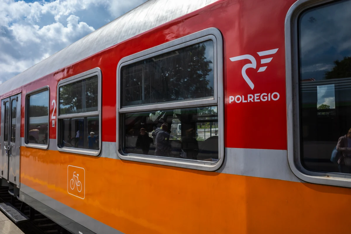 W czasach bardzo wysokich cen benzyny podróż pociągiem na majówkowy wypoczynek może być oszczędnym i praktycznym rozwiązaniem. Polregio zapowiada, że uruchomi w tych dniach dodatkowe pociągi na popularnych trasach oraz sezonowe połączenia do turystycznych miejscowości. 