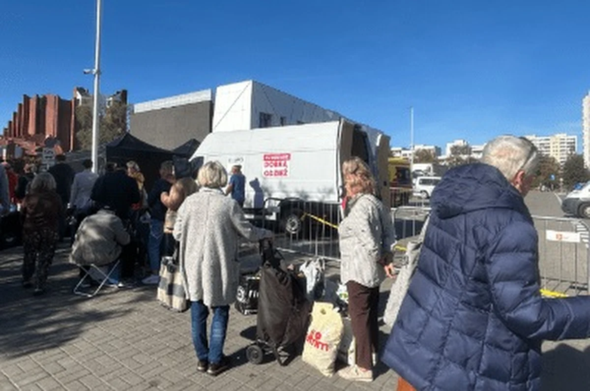 Już od najbliższej soboty mieszkańcy Warszawy będą mogli wziąć udział w kolejnej edycji weekendowych zbiórek odzieży i tekstyliów. Akcja potrwa do końca roku, a specjalnie oznakowane samochody pojawią się w wyznaczonych lokalizacjach w każdej dzielnicy stolicy.
