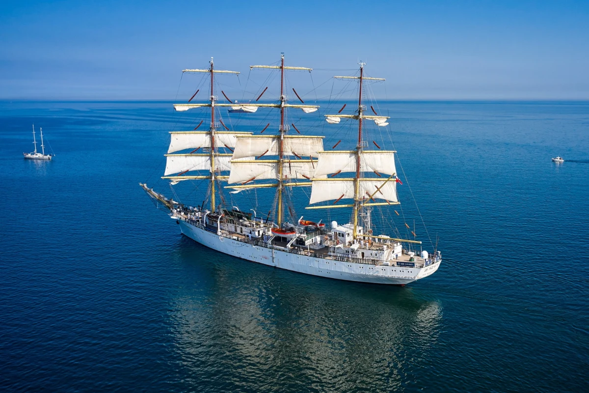 Uniwersytet Morski w Gdyni ogłosił przetarg na budowę nowego trzymasztowego żaglowca, który zastąpi "Dar Młodzieży". Nowy statek pomieści 169 osób, w tym 33 członków załogi i kadetów. Koszt inwestycji to 350 mln złotych.