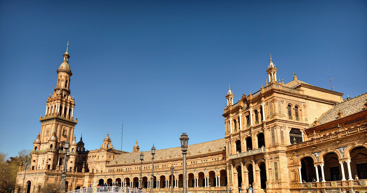 To miasto warto odwiedzić wiosną. Zwiedzaj przed upałem i rojem turystów