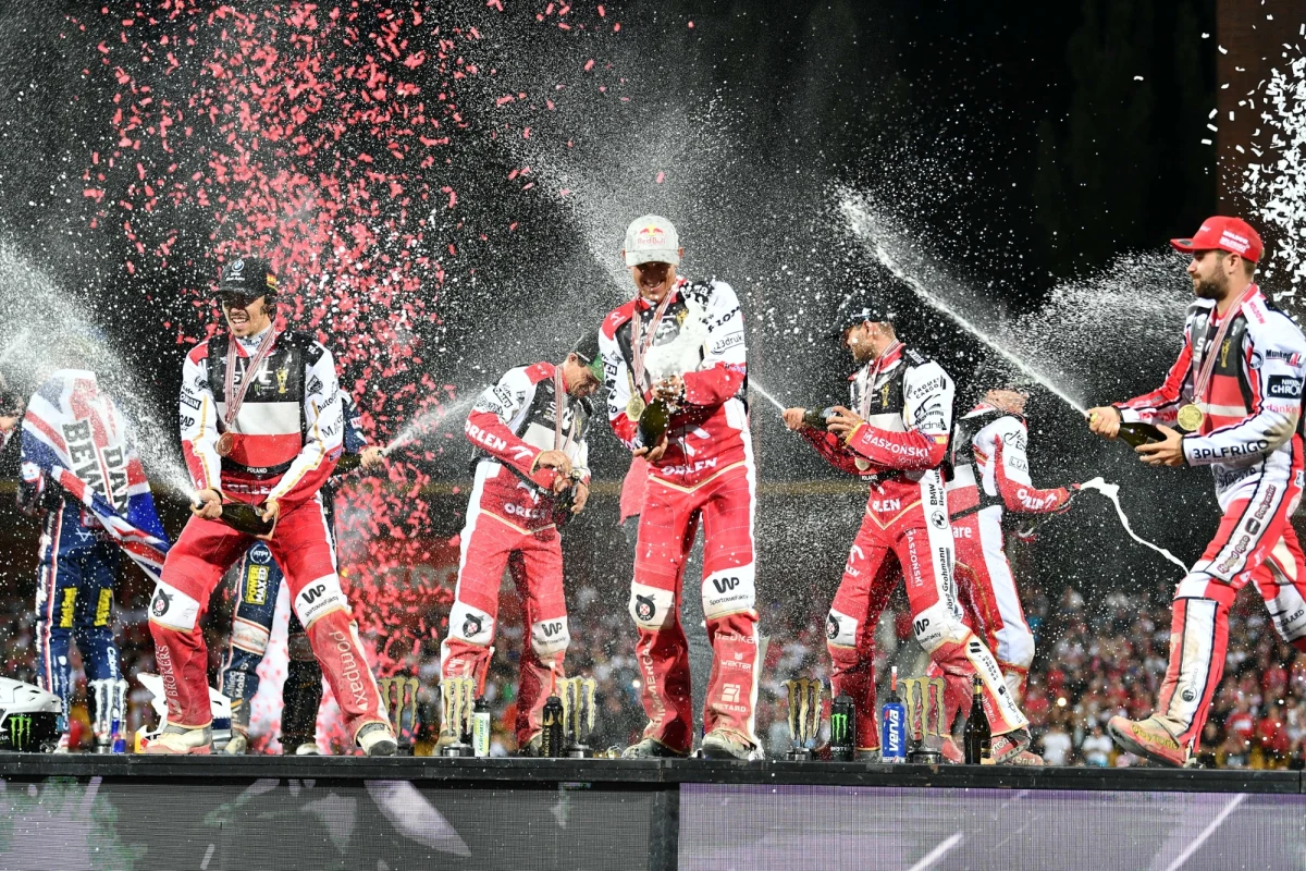 Tegoroczny sezon żużlowy nabiera rozpędu. Kilka tygodni temu w Polsce rozpoczęły się zawody ligowe, 8 dni dzieli nas od rozpoczęcia cyklu Speedway Grand Prix, a wielkimi krokami nadchodzi też Drużynowy Puchar Świata. O przewidywaniach na ten sezon, oczekiwaniach wobec zawodników i przygotowaniach do Pucharu Świata Mikołaj Wroński z RMF FM rozmawia z trenerem żużlowej reprezentacji Polski, Stanisławem Chomskim.
