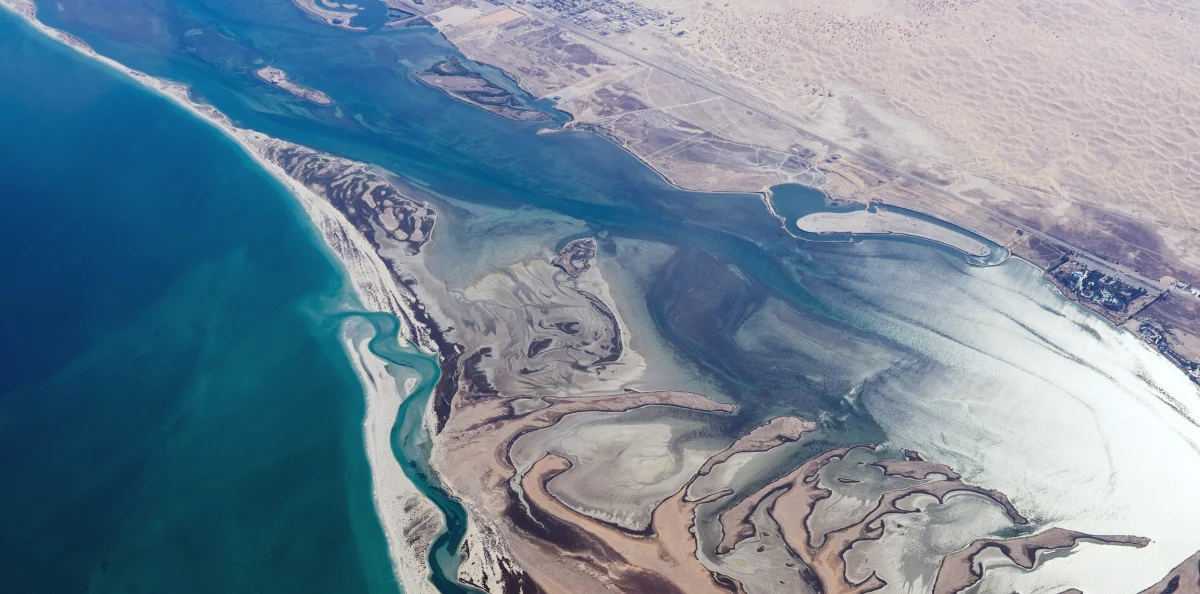 Cieśnina Ormuz od lat uznawana jest za najważniejszy punkt tranzytowy ropy i gazu na świecie. Ostatnie wydarzenia związane z konfliktem amerykańsko-irańskim spowodowały jednak poważne zakłócenia w żegludze przez ten strategiczny szlak. W obliczu największego od dekad kryzysu energetycznego, państwa Bliskiego Wschodu oraz światowe rynki energii coraz uważniej przyglądają się alternatywnym trasom eksportu surowców, które pozwoliłyby ominąć cieśninę Ormuz. Jakie są możliwości i ograniczenia tych rozwiązań?