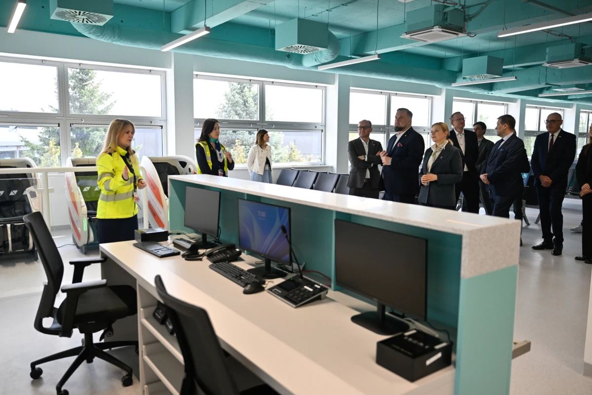 Zwiększa się przepustowość krakowskiego lotniska w Balicach. Dziś otwarto nową przestrzeń w Kraków Airport, która pozwoli odprawiać więcej pasażerów z krajów spoza strefy Schengen. Na długie kolejki skarżyli się w mediach społecznościowych turyści z Wielkiej Brytanii. 