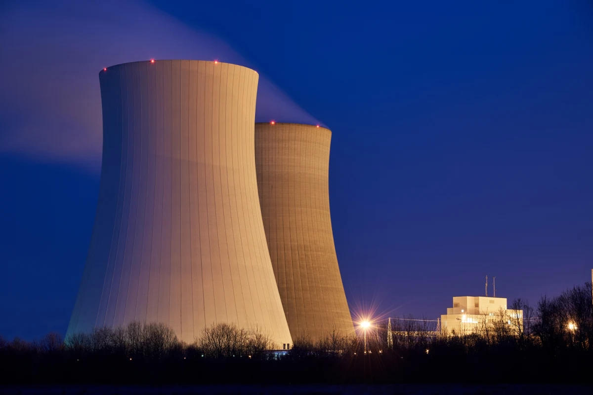 Donald Tusk stwierdził, że Bełchatów mógłby być miejscem, gdzie powstanie druga elektrownia jądrowa w Polsce. Zastrzegł, że to jego sugestia, a wyborem lokalizacji zajmą się specjaliści i zajmie to jeszcze trochę czasu. Pierwsza elektrownia powstaje w gminie Choczewo na Pomorzu.