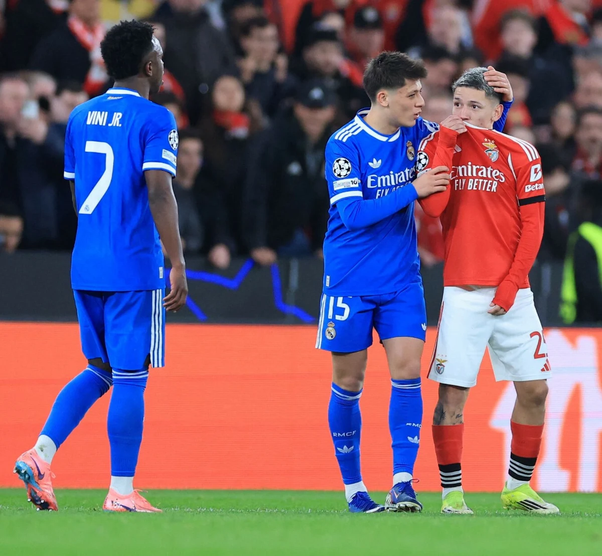 ​UEFA podjęła decyzję w sprawie argentyńskiego piłkarza Benfiki Lizbona Gianluki Prestianniego. Został zawieszony na sześć meczów. To kara za dyskryminujące zachowanie wobec Brazylijczyka Viniciusa Juniora w meczu Ligi Mistrzów przeciwko Realowi Madryt, które uznano za homofobiczne. Jednocześnie UEFA postanowiła odroczyć wymierzanie tej kary w przypadku trzech spotkań, tłumacząc to "okresem próby" piłkarza. 