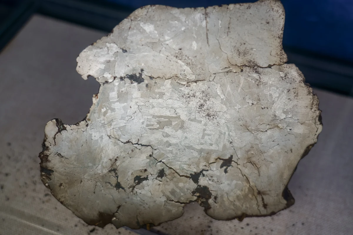 ​Niemal 3 kilogramów waży meteoryt żelazny, będący pozostałością po bolidzie, który 17 kwietnia przeleciał nad Polską. Kilka dni później znaleźli go pod Łodzią naukowcy i poszukiwacze z sieci bolidowej. W ustaleniu miejsca pomogły dane z kamer. W sobotę ruszą pomiary krótko żyjących izotopów promieniotwórczych w meteorycie.