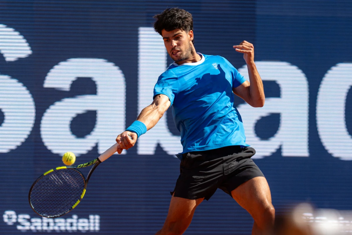 Hiszpański tenisista Carlos Alcaraz nie wystąpi na wielkoszlemowym turnieju French Open w Paryżu. Zeszłoroczny zwycięzca nie będzie miał szansy na obronienie tytułu z uwagi na kontuzję nadgarstka, która uniemożliwia mu występ. Roland Garros 2026 rozpocznie się w połowie maja.