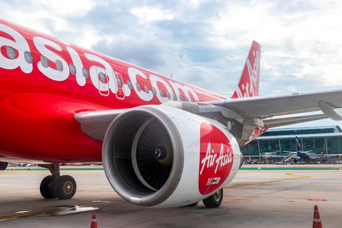 Lot linii lotniczych AirAsia z Chongqing w Chinach do stolicy Malezji, Kuala Lumpur zakłócił incydent z udziałem pasażerki, która domagała się, by obsługa zwracała się do niej w języku chińskim. Szybko okazało się, że kobieta pracuje w branży... lotniczej. Jest stewardessą linii China Southern. Nie obyło się bez interwencji policji. 