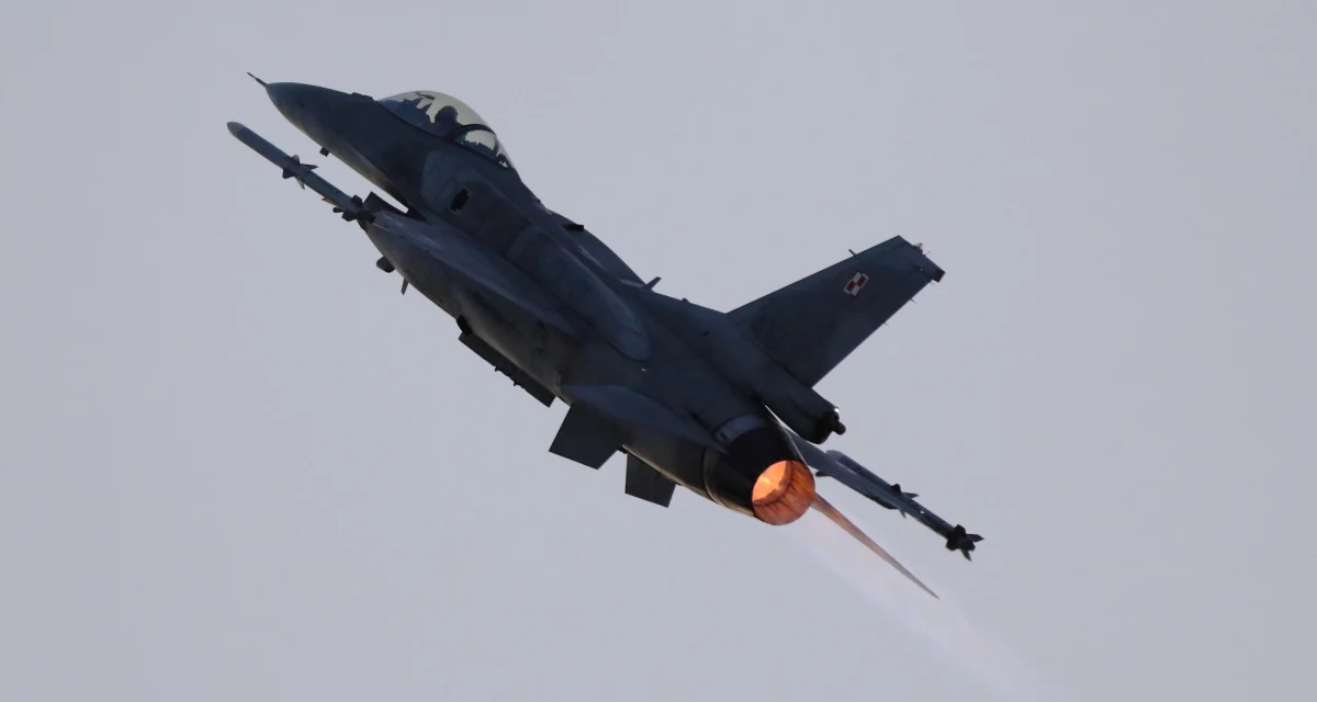 Minionej nocy Wojsko Polskie poderwało myśliwce, by strzec nieba w związku z rosyjskimi atakami na Ukrainę. Po kilku godzinach zagrożenie minęło - Dowództwo Operacyjne Rodzajów Sił Zbrojnych informuje, że nie zaobserwowano naruszenia polskiej przestrzeni powietrznej.