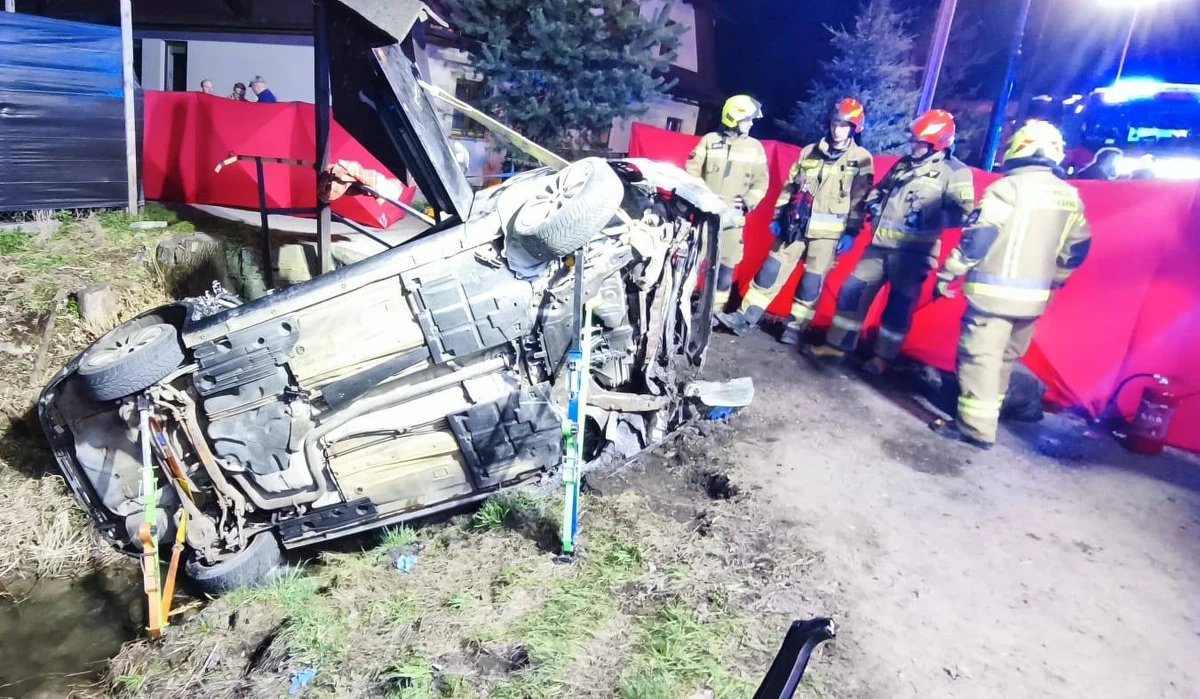 26-letni kierowca zginął na miejscu, 24-letnia pasażerka trafiła do szpitala - to tragiczny bilans wypadku, do którego doszło w piątkowy wieczór przy ul. Środkowej w Białce Tatrzańskiej. Samochód wypadł z drogi i uderzył w betonowy przepust.