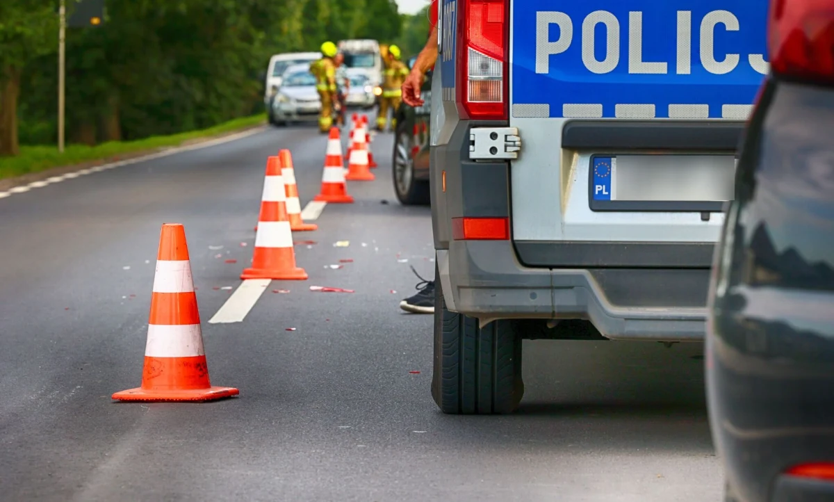 Cztery osoby trafiły do szpitala po wypadku, do którego doszło na obwodnicy Inowrocławia w województwie kujawsko-pomorskim. Samochód osobowy, którym jechało pięć osób, w tym czworo dzieci, wypadł z drogi.