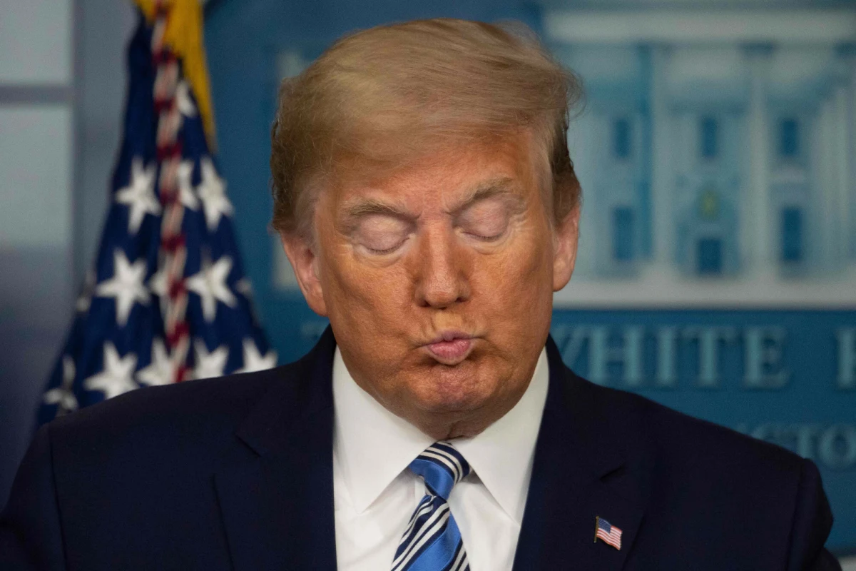 Donald Trump spędził pół nocy na publikowaniu postów w mediach społecznościowych. Analiza jego aktywności na Truth Social sugeruje, że 79-letni prezydent spał zaledwie kilka godzin - może to być zdecydowanie za krótko, biorąc pod uwagę, że zdarza mu się zamknąć oczy podczas oficjalnych wydarzeń.