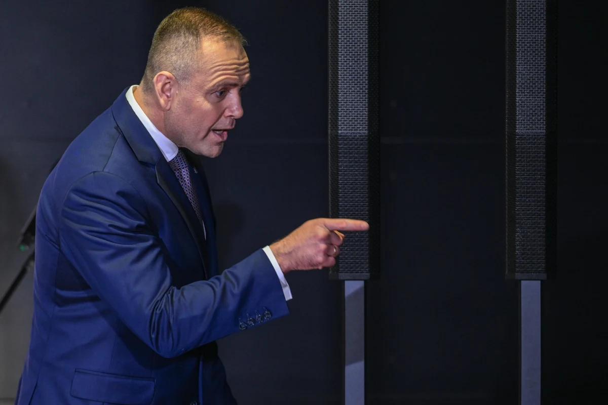 "Żaden prezydent, nawet Lech Kaczyński czy Andrzej Duda nie zdecydowali się ujawnić tej notatki. Lech Kaczyński mówił, że tam jest więcej publicystyki niż informacji, a może to narazić nasz kontrwywiad na poważne perturbacje. Myślę, że jeżeli ktoś się z tego cieszy, to Putin" - powiedział na antenie RMF FM Robert Biedroń, europoseł Lewicy, komentując dążenie prezydenta Nawrockiego do odtajnienia aneksu do raportu dot. WSI. "Jeżeli dojdzie do ujawnienia tej notatki, to będzie to nierozsądne, głupie, niemądre, a Lech Kaczyński będzie się w grobie przewracał" - dodał nasz gość.