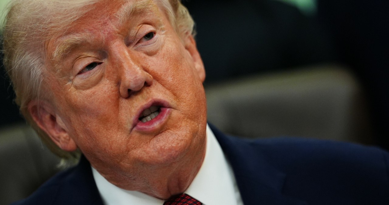 Trump zaskakuje nową wersją wojny. Potem nieznani ludzie zarabiają na ropie