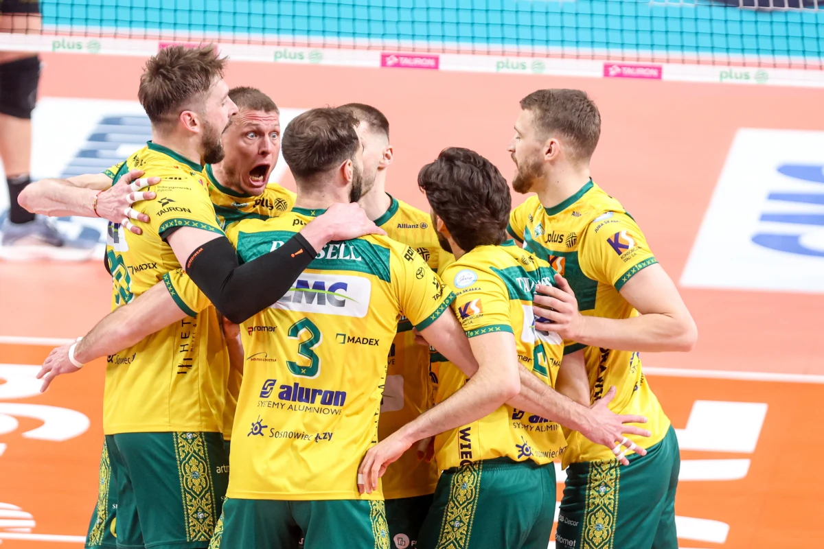 ​Aluron CMC Warta Zawiercie z przytupem rozpoczął finałową rywalizację o mistrzostwo Polski w siatkówce mężczyzn. W pierwszym meczu serii play-off pokonał Bogdankę LUK Lublin 3:0, nie pozostawiając rywalom złudzeń. Zawiercianie są już tylko dwa zwycięstwa od historycznego, pierwszego w dziejach klubu tytułu mistrza Polski.