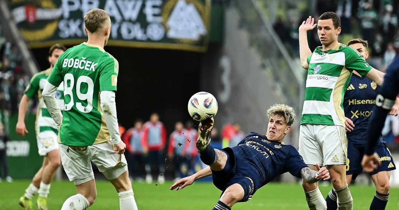 Trzy gole w Gdańsku, Raków zakończył strzelanie. Sędzia z Japonii w akcji