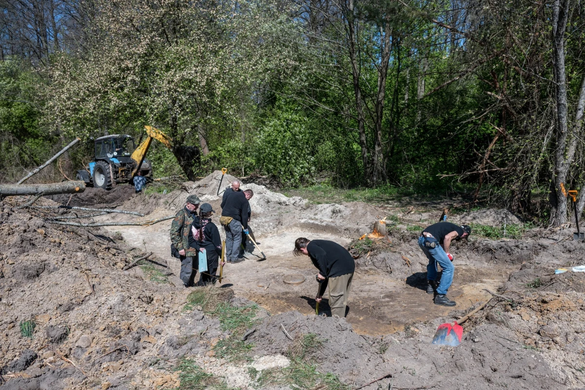 ​Jak podał Ukraiński Instytut Pamięci Narodowej (UINP), w dawnych wsiach Ostrówki i Wola Ostrowiecka na Wołyniu odnaleziono szczątki czterech osób podczas poszukiwań mogił polskich ofiar zbrodni wołyńskiej z 1943 roku. Prace prowadzone przez polsko-ukraińską ekspedycję mają na celu odnalezienie zbiorowych grobów Polaków zamordowanych przez ukraińskich nacjonalistów. Polski IPN powiadomił o szczątkach pięciu osób.