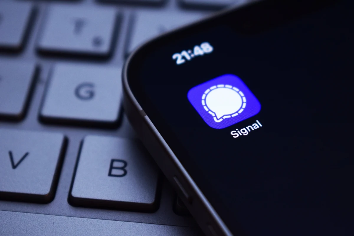 ​Członkowie niemieckiego rządu padli ofiarą szeroko zakrojonej akcji szpiegowskiej prowadzonej za pośrednictwem popularnego komunikatora Signal. Hakerzy uzyskali dostęp do poufnych rozmów nie tylko polityków, ale też dziennikarzy i wojskowych. Niemieckie służby bezpieczeństwa podejrzewają, że za atakami stoi państwowy podmiot, najprawdopodobniej Rosja.