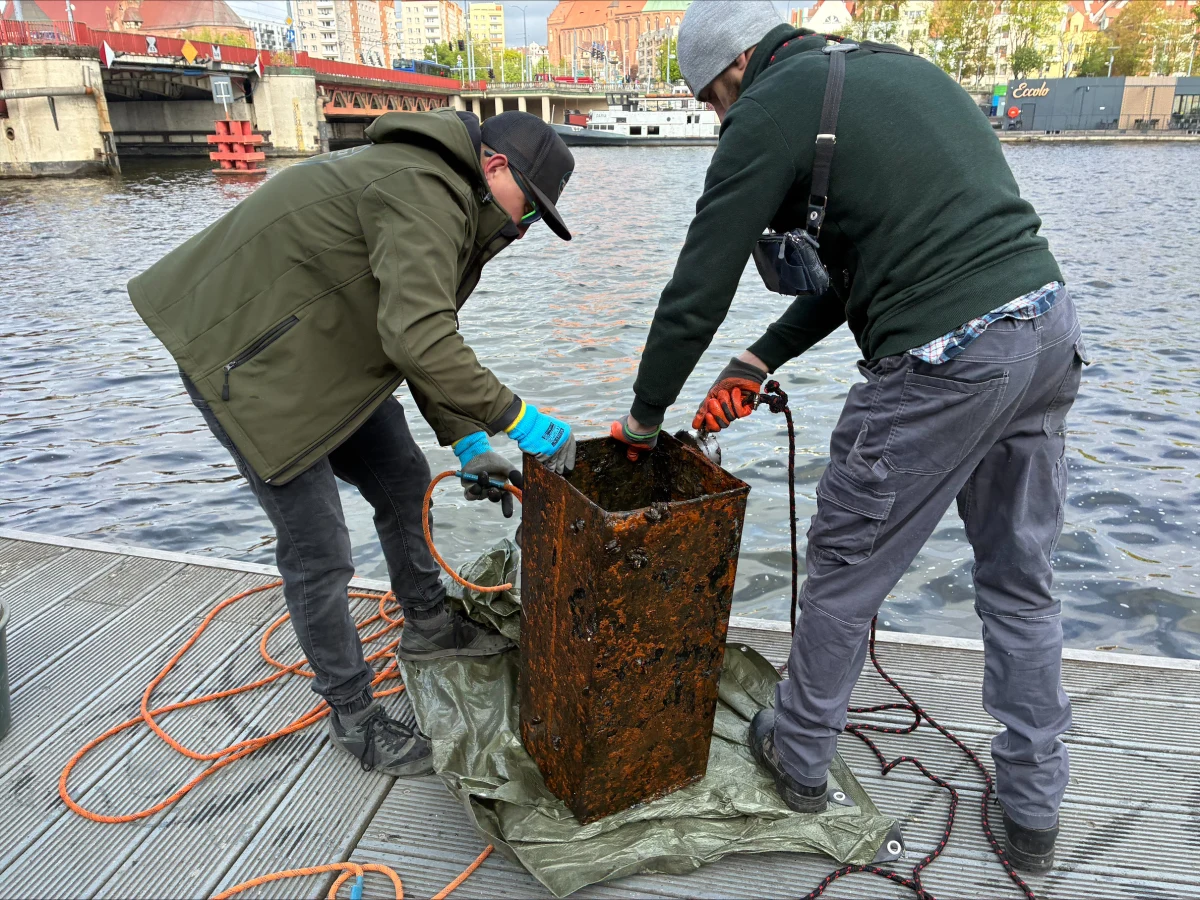Mieszkańcy Szczecina po raz kolejny ruszyli nad Odrę, by wspólnie zadbać o czystość rzeki. W tym roku najwięcej wyłowiono kapsli od butelek, ale w poprzednich latach zdarzały się rowery, hulajnogi elektryczne, a nawet sejf.